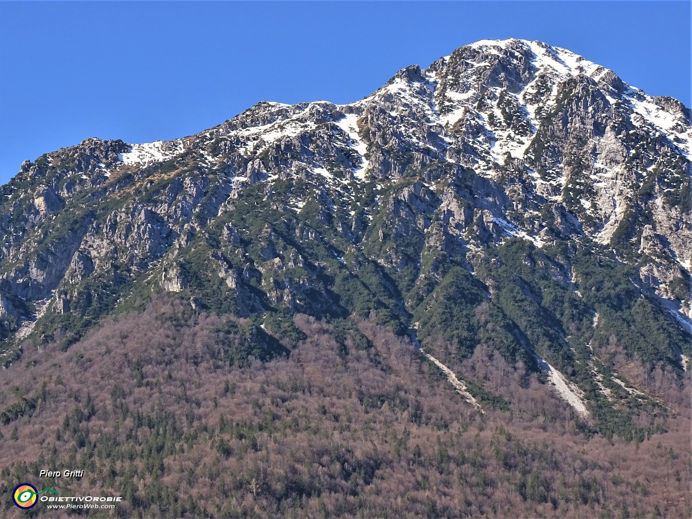 10 Zoom sulla Corna Grande (2087 m).JPG